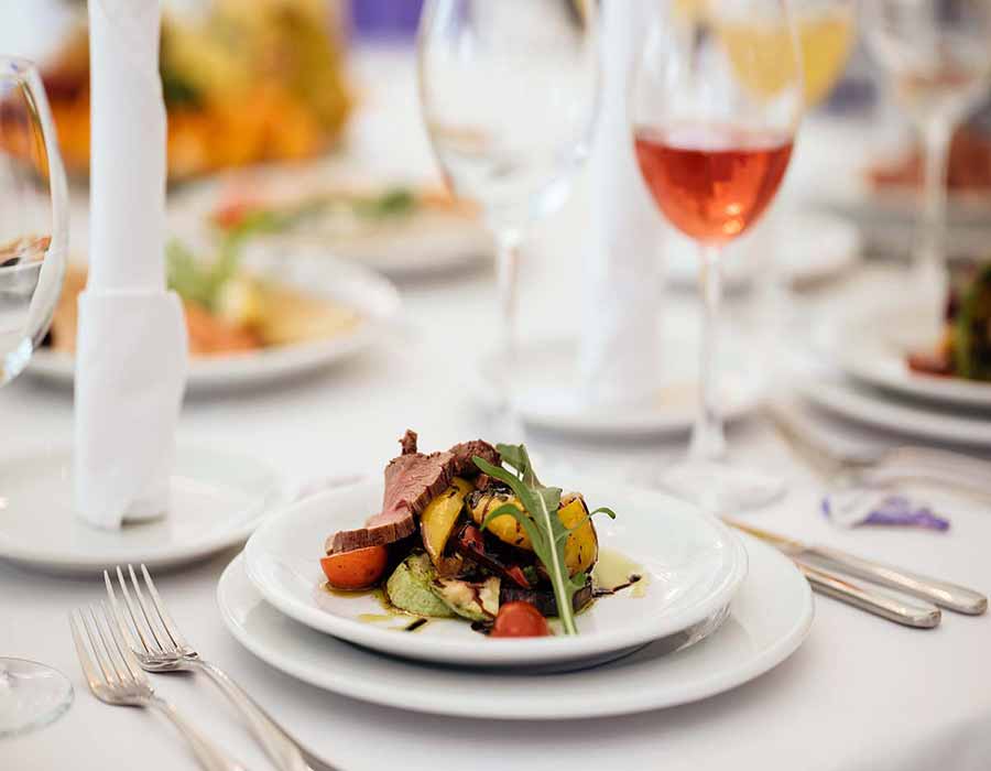 how to use cutlery at the table